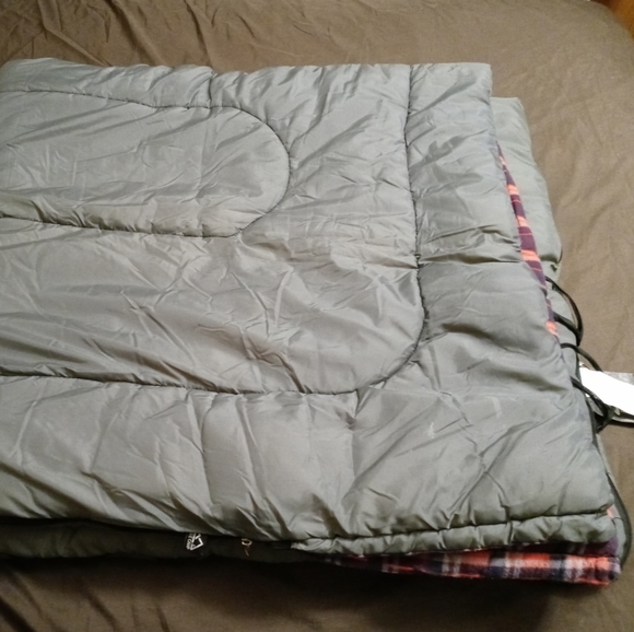 🦌🦃BASE CAMP💤SLEEPING BAG🎒🚜🏘LARGE AND THICK FOR WARMTH. 🇺🇸 - Picture 8 of 16